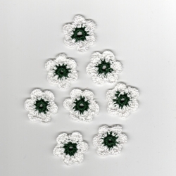 Aktion--Häkelblüten in grün und weiss wie Sommerblumen zum Verzieren von Kleidung, zum Hinstreuen oder als Geschenkanhänger