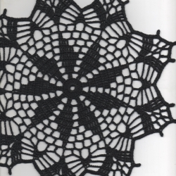 Extravagantes,rundes-schwarzes  Häkeldeckchen aus Baumwolle
