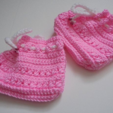 Babyschuhe gehäkelt/handgefertigt aus weichem Garn ca 0-3 Monate in rosa mit weisser Häkelkordel mit Holzperlen
