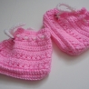 Babyschuhe gehäkelt/handgefertigt aus weichem Garn ca 0-3 Monate in rosa mit weisser Häkelkordel mit Holzperlen