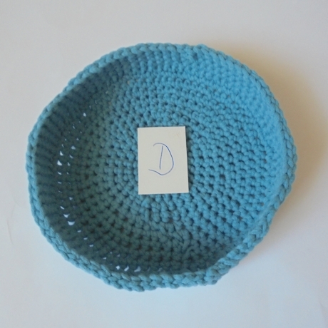 2 x gehäkeltes Körbchen aus himmelblauen/taubenblauen Garn -