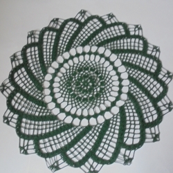 Zart wie Spitze-Häkeldeckchen aus tannengrünem  Baumwollgarn mit 16 Spitzen ca 42 cm