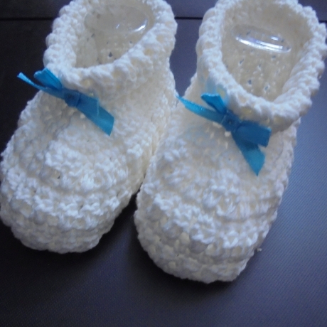 Babyschuhe gehäkelt aus weichem Garn ca 0-3 M. in weiss+Schleife