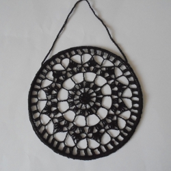 Fensterbild 20cm schwarz gehäkelt Baumwolle im Drahtring mit intergriertem Aufhänger-Drahtring