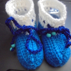 Babyschuhe gehäkel aus weichem Garn ca 0-3 Monate in blau/weiss