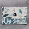 Geldbörse mit blauen Blätter
