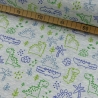 weicher & warmer Alpenfleece Druck mit grünen und blauen Dinosauriern auf hellgrauen Hintergrund