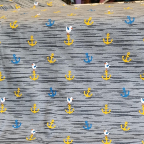 maritimer Baumwolljersey Druck grau gestreift mit gelben, blauen Ankern und  Möwen