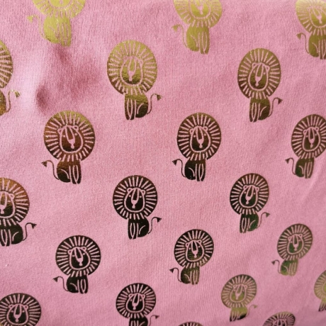 Jersey Stoff rosa/pink goldener Foliendruck Löwe