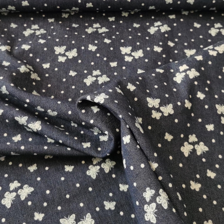 Jeansstoff dunkelblau mit kleinen hellblauen Schmetterlingen