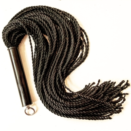Malaika/Schwarz. 76cm/30 Flogger mit 60 Zöpfen aus künstlichem Haar