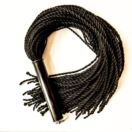 Malaika/Schwarz. 76cm/30 Flogger mit 60 Zöpfen aus künstlichem Haar