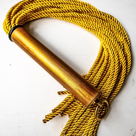 Flogger Cordon Doré (61cm/24) aus goldener Kordel.
