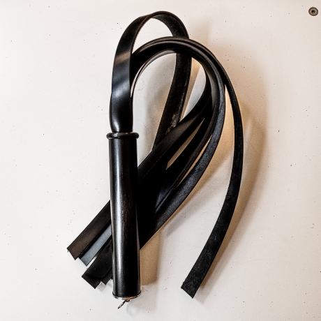 Pappardelle/Shiny. 61cm/24 Flogger aus Glanz-Stiefelleder