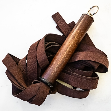 Flogger Buffalo Gals/Soft (61cm/24) aus Lamm-Veloursleder mit Büffel-Prägung. BDSM