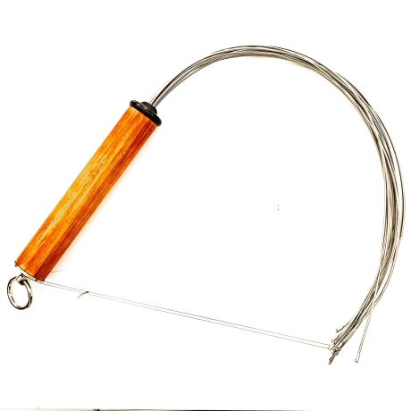 E-A-D-G. 61cm/24 Stahlruten-Peitsche aus echten Bass-Saiten