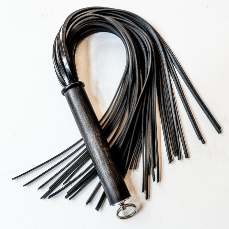 Shiny, Shiny. 61cm/24 Flogger aus Glanz-Stiefelleder