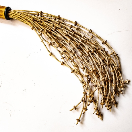 Crisp/Vanilla. 53cm/21 Flogger
