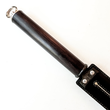 Tawse/Slim/Schwarz. 51cm/20, zweizüngiges Paddle aus 2 x 2mm Leder mit Carbon-Einlage