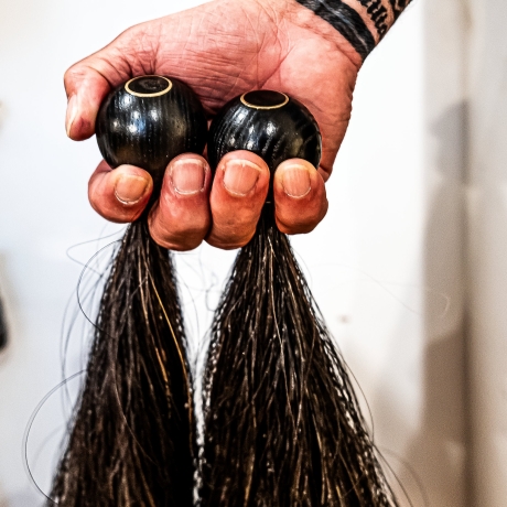 Double Trouble. Set aus zwei 61cm/24 Rosshaar-Floggern mit Kugelgriff BDSM