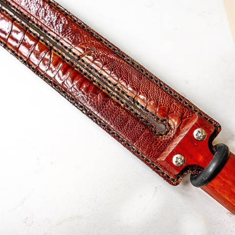 Tawse/Strauss/Bernstein dunkel. 51cm/20, zweizüngiges Paddle aus geschichtetem Leder mit Carbon-Einlage