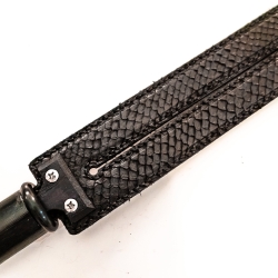 Tawse/Lachs/Schwarz. 51cm/20, zweizüngiges Paddle aus geschichtetem Leder mit Carbon-Einlage