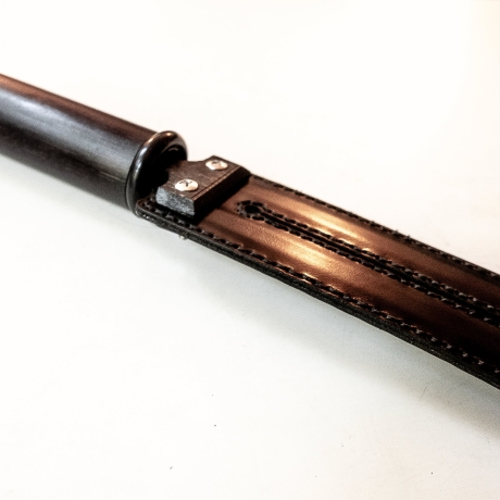 Tawse/Slim/Schwarz. 51cm/20, zweizüngiges Paddle aus 2 x 2mm Leder mit Carbon-Einlage
