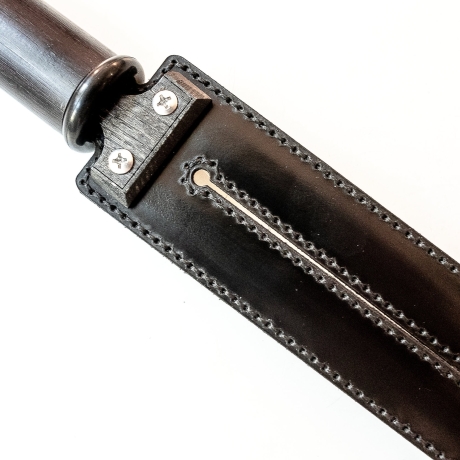 Tawse/Slim/Schwarz. 51cm/20, zweizüngiges Paddle aus 2 x 2mm Leder mit Carbon-Einlage