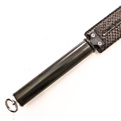 Tawse/Lachs/Schwarz. 51cm/20, zweizüngiges Paddle aus geschichtetem Leder mit Carbon-Einlage