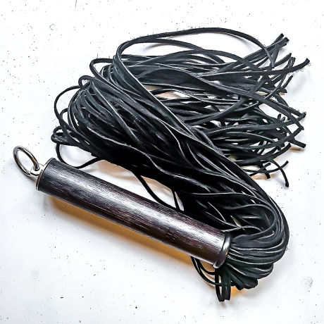 Linguine/Nero. 61cm/24 Veloursleder-Flogger