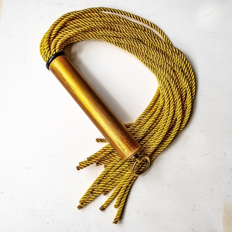 Flogger Cordon Doré (61cm/24) aus goldener Kordel.