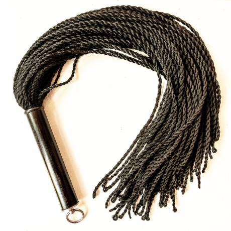 Malaika/Schwarz. 76cm/30 Flogger mit 60 Zöpfen aus künstlichem Haar
