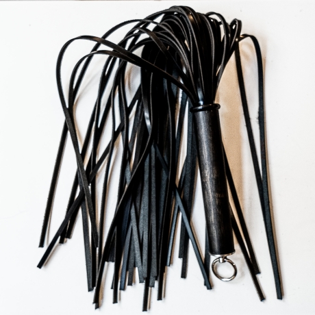 Shiny, Shiny. 61cm/24 Flogger aus Glanz-Stiefelleder