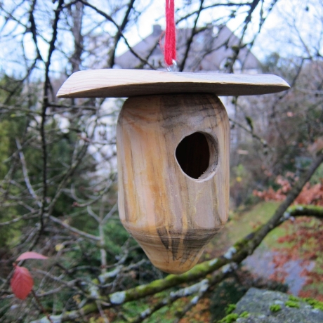 rundes Vogelhäuschen von Hand gedrechselt, Hänge-Nistplatz