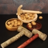 Nussknacker Old School / Walnussschale mit Hammer / Handarbeit 