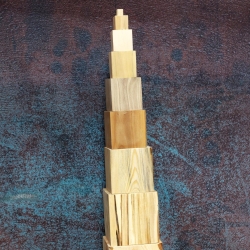 Montessori-Turm / Würfel Material aus verschiedenen Hölzern