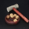 Nussknacker Old School / Walnussschale mit Hammer / Handarbeit 