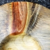 Holzteller mit kleiner Vertiefung und außergewöhnlicher Maserung