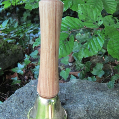 Hand-Glocke mit gedrechseltem Griff und Messing Klangkörper