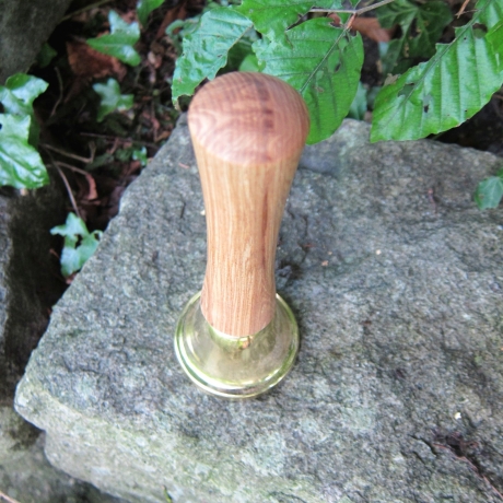 Hand-Glocke mit gedrechseltem Griff und Messing Klangkörper