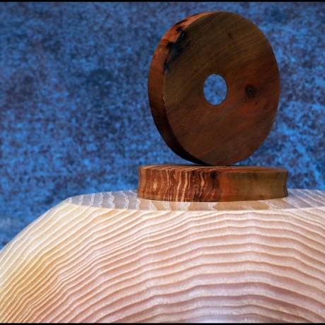 Human-Urne Esche Kugel Vollholz aus einem Stamm, Handarbeit