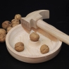 Nussknacker Old School / Walnussschale mit Hammer / Handarbeit 