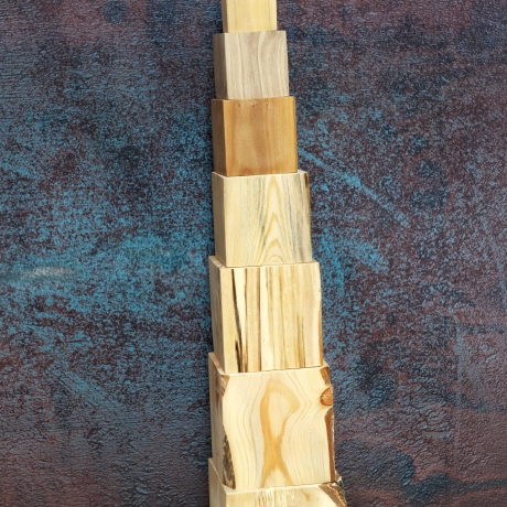 Montessori-Turm / Würfel Material aus verschiedenen Hölzern