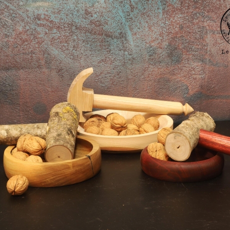 Nussknacker Old School / Walnussschale mit Hammer / Handarbeit 