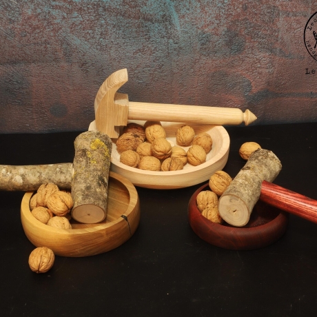 Nussknacker Old School / Walnussschale mit Hammer / Handarbeit 