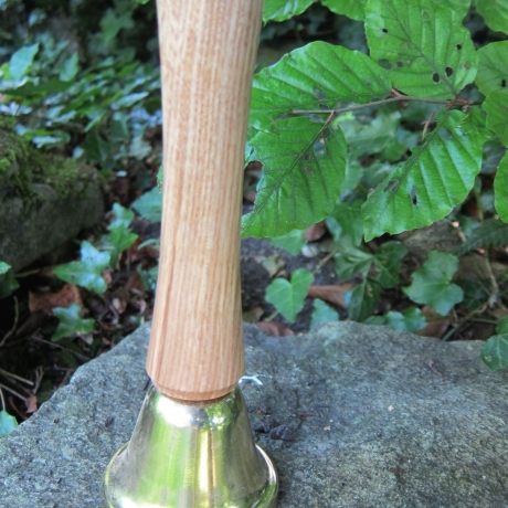 Hand-Glocke mit gedrechseltem Griff und Messing Klangkörper