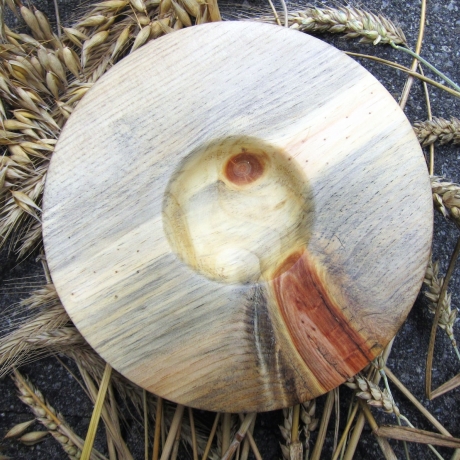 Holzteller mit kleiner Vertiefung und außergewöhnlicher Maserung