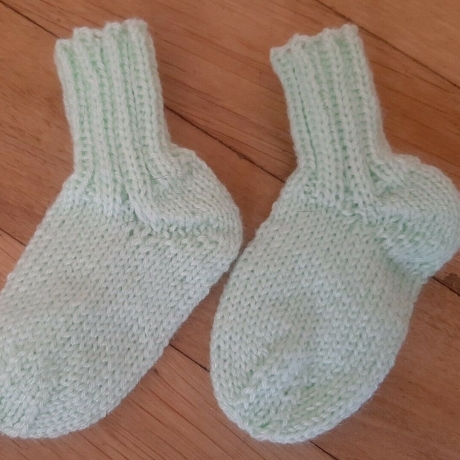 Babysocken gestrickt   Sockenwolle lindgrün 10 cm 3-6 Monate