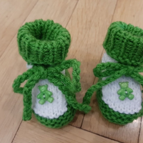 Babyschuhe gestrickt  grün  weiß Teddy 8 cm 0-3 Monate