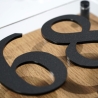 3D Hausnummer schwarze Ziffern, Hintergrund Eiche
